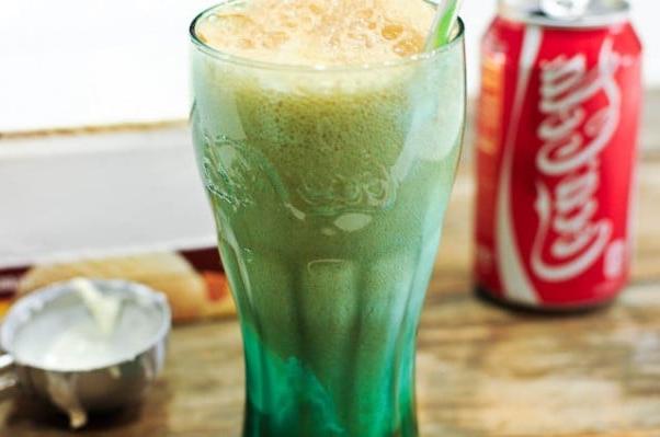 Κλασικό Κόκα-Κόλα με Παγωτό 6 Κουτιά Coca-Cola και ένα παγωτό βανίλιας σε ένα μπολ