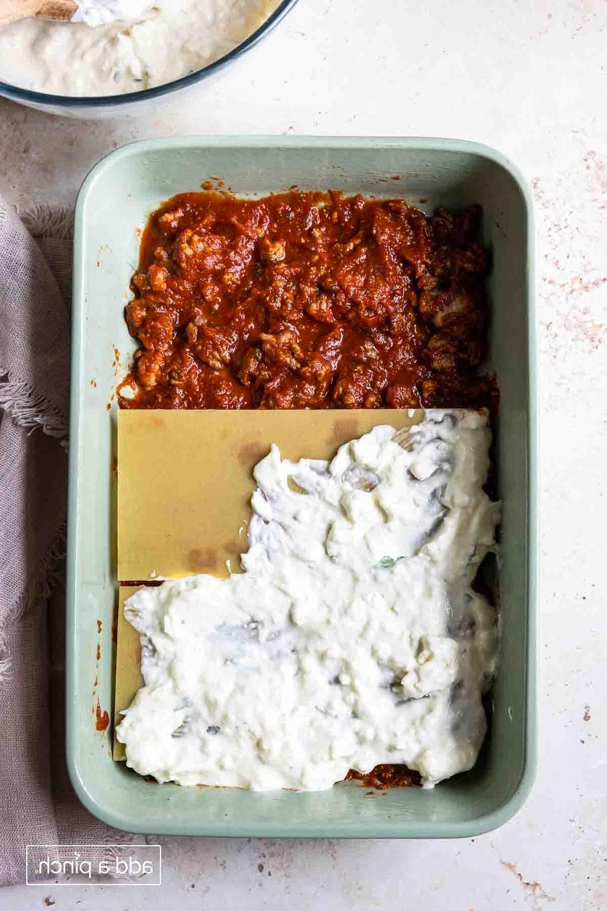Η καλύτερη συνταγή λαζανιών 12 Εικόνα στρώσεων συνταγής λαζάνιας σε ταψί 9x13. Στρώσεις από σάλτσα κιμά, αλ ντέντε φύλλα και γέμιση τυριού.