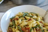 Vibrant Pesto Pasta with Sun-Dried Tomatoes and Green Beans