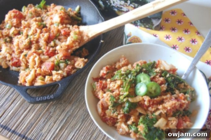 Çevirmek istediğiniz Türkçe başlık nedir? 2 Spanish Cauliflower Rice with fresh ingredients and vibrant colors, perfect for a vegan meal
