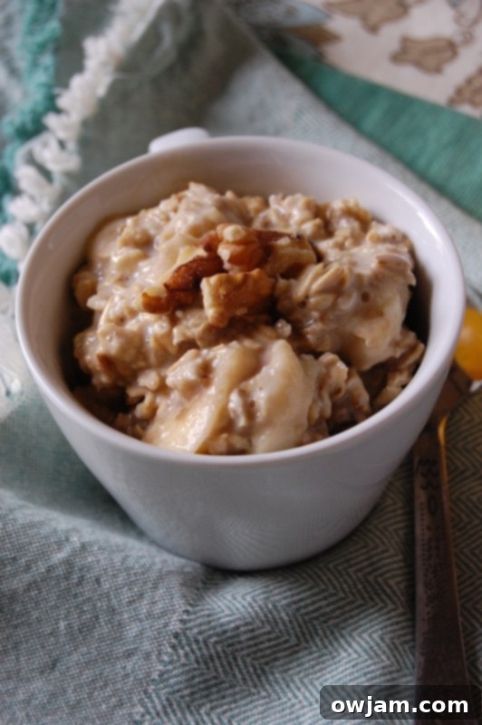 Creamy Banana Overnight Oats 4 Close-up of Banana Overnight Oatmeal in a jar with toppings