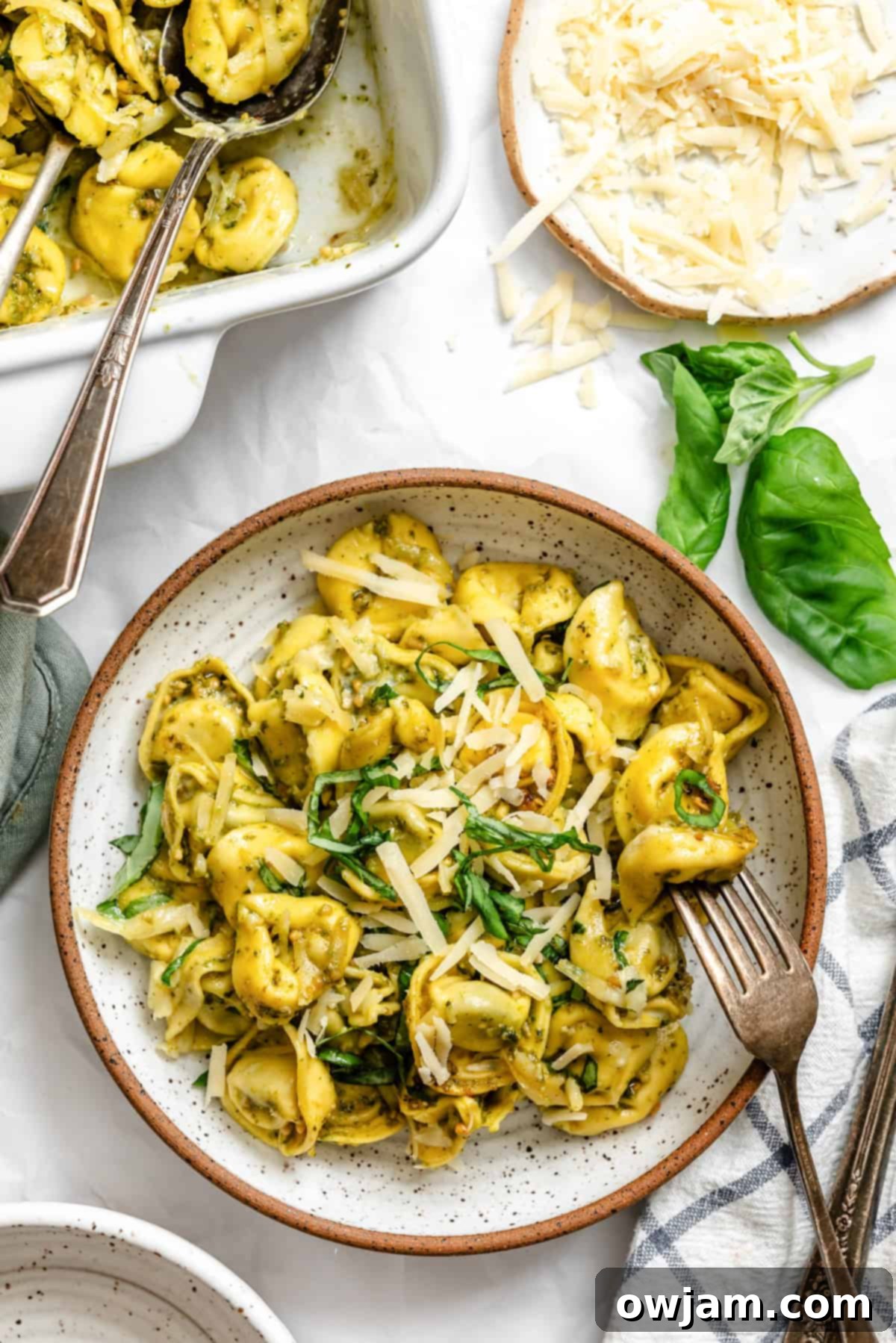 Speedy Cheesy Pesto Tortellini Dinner 9 a serving of Pesto Tortellini in a bowl