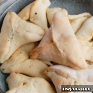 A delicious plate of Easy Spinach Fatayer, perfectly baked and golden brown.