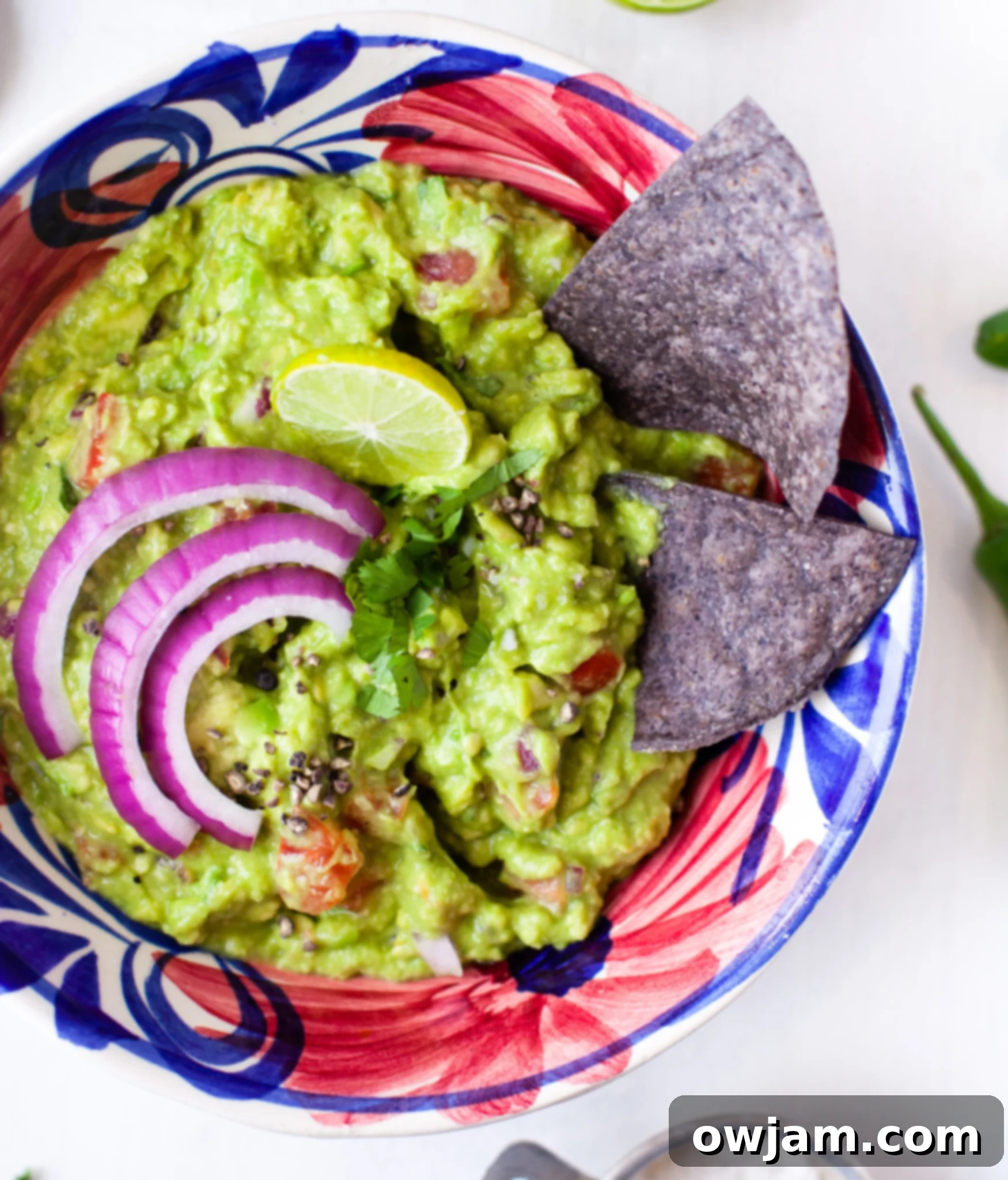Easy Guacamole Recipe served with a generous pile of crispy tortilla chips, ready for dipping.