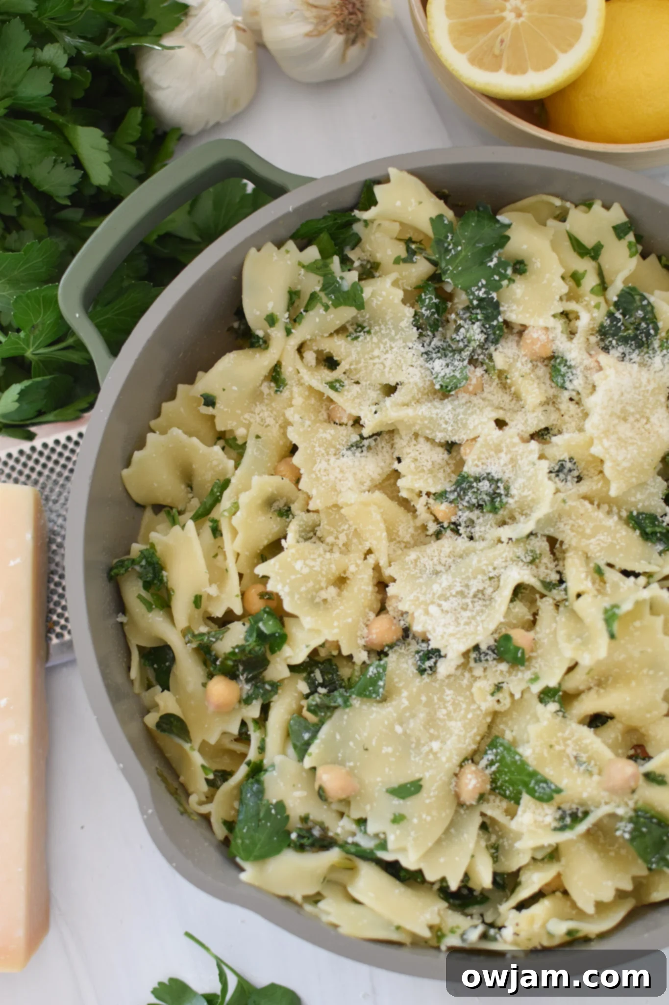 Cheesy Kale Pasta in a grey pot. 