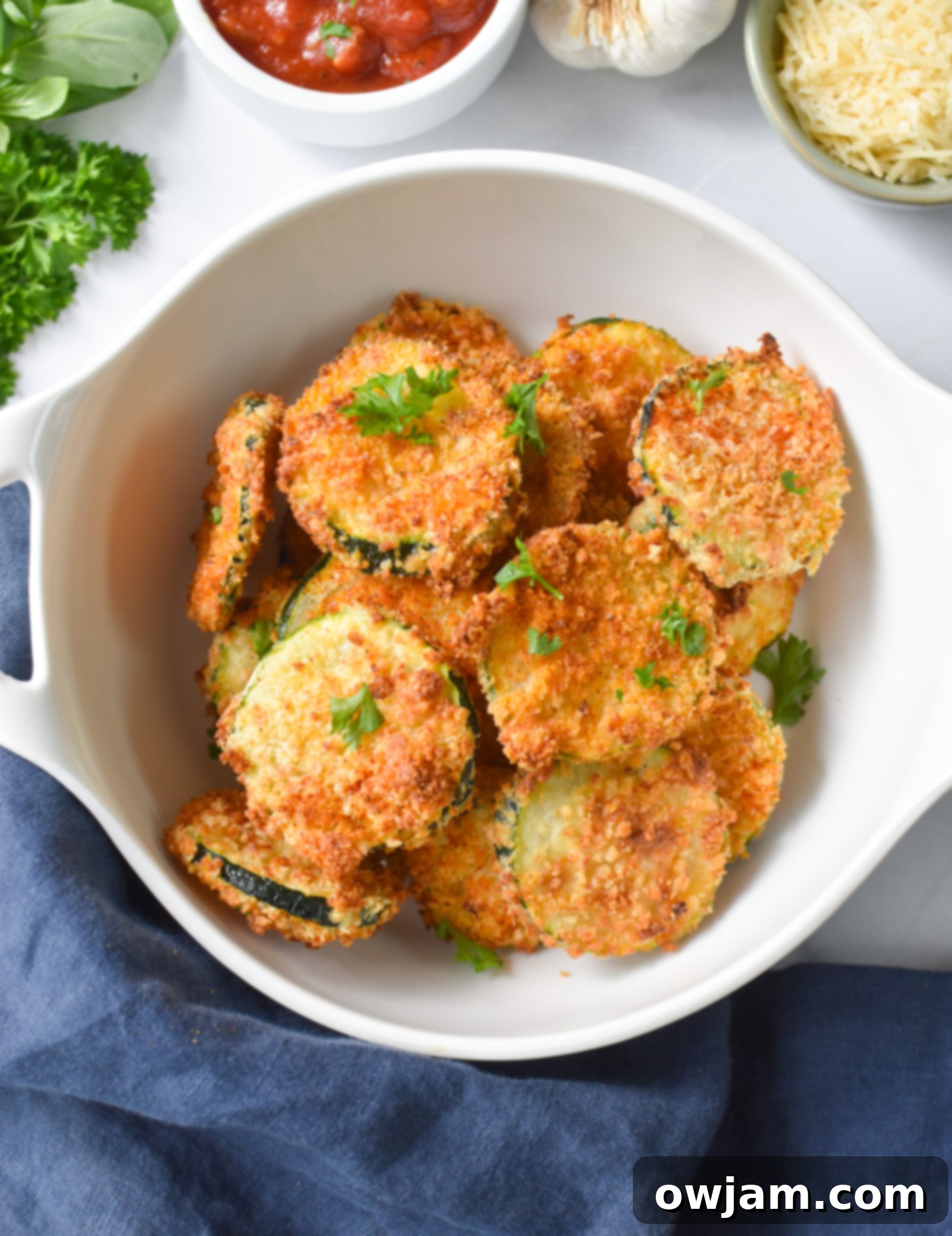 Crispy Air Fryer Zucchini Chips 3 A bowl filled with freshly made Air Fryer Zucchini Chips, golden and crispy, ready to be served.